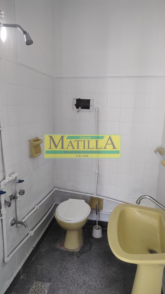 PH a 1 cuadra de Av. Mitre sobre calle Carlos Villate, 1 dormitorio, cocina comedor, baño, amplio patio y terraza.