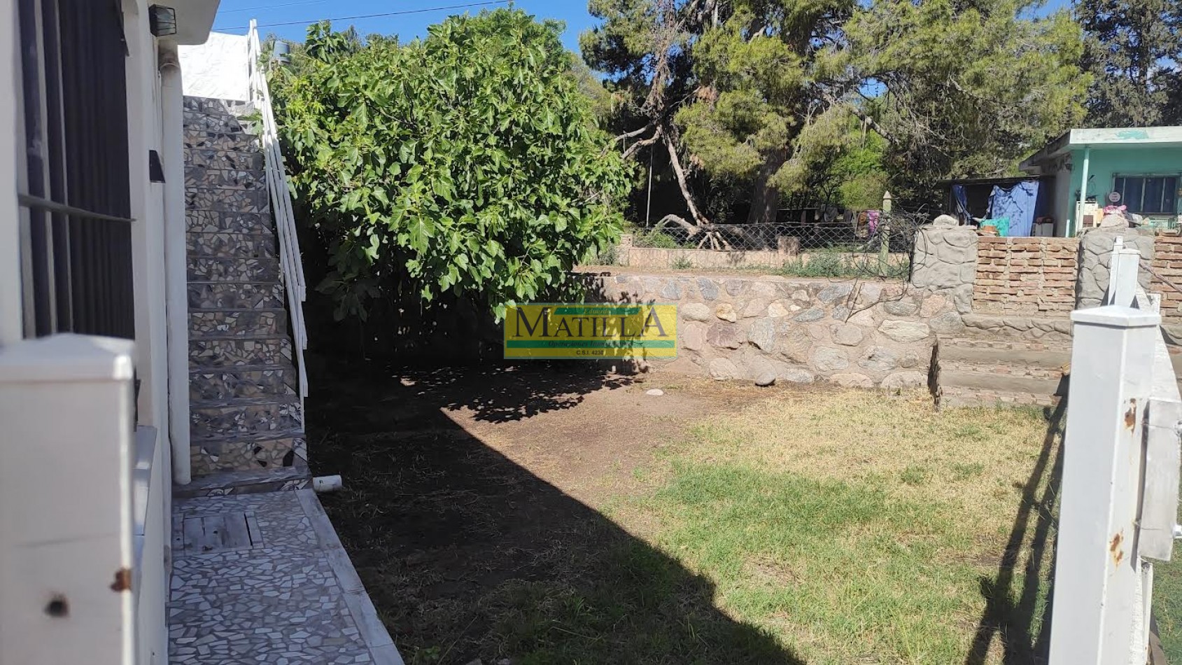 ALQUILER permanente en capilla del monte, 2 ambientes , con hermosa terraza y jardin 