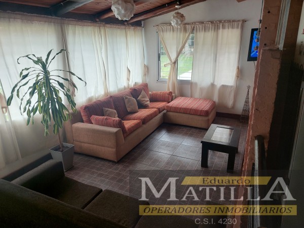 HERMOSO CHALET CON PARQUE Y PISCINA.