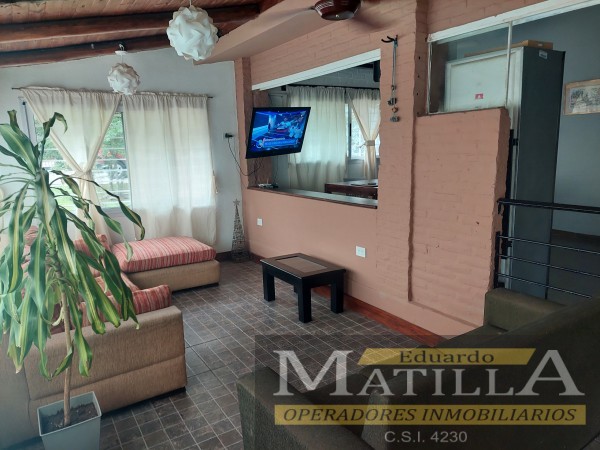 HERMOSO CHALET CON PARQUE Y PISCINA.