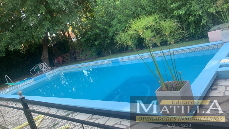 HERMOSO CHALET CON PARQUE Y PISCINA.