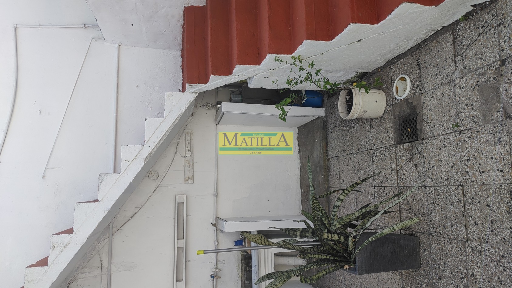 PH a 1 cuadra de Av. Mitre sobre calle Carlos Villate, 1 dormitorio, cocina comedor, baño, amplio patio y terraza.