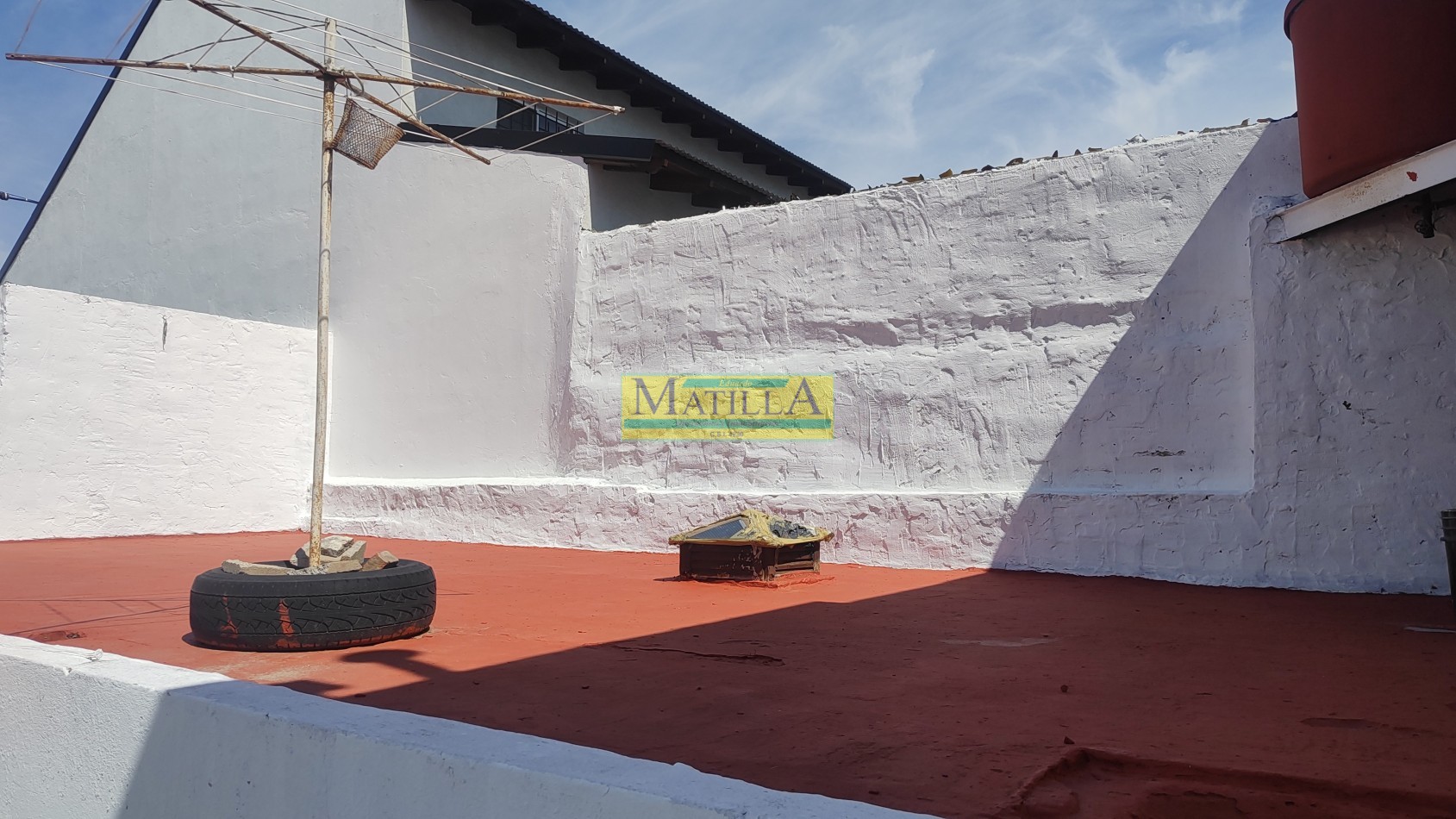 PH a 1 cuadra de Av. Mitre sobre calle Carlos Villate, 1 dormitorio, cocina comedor, baño, amplio patio y terraza.