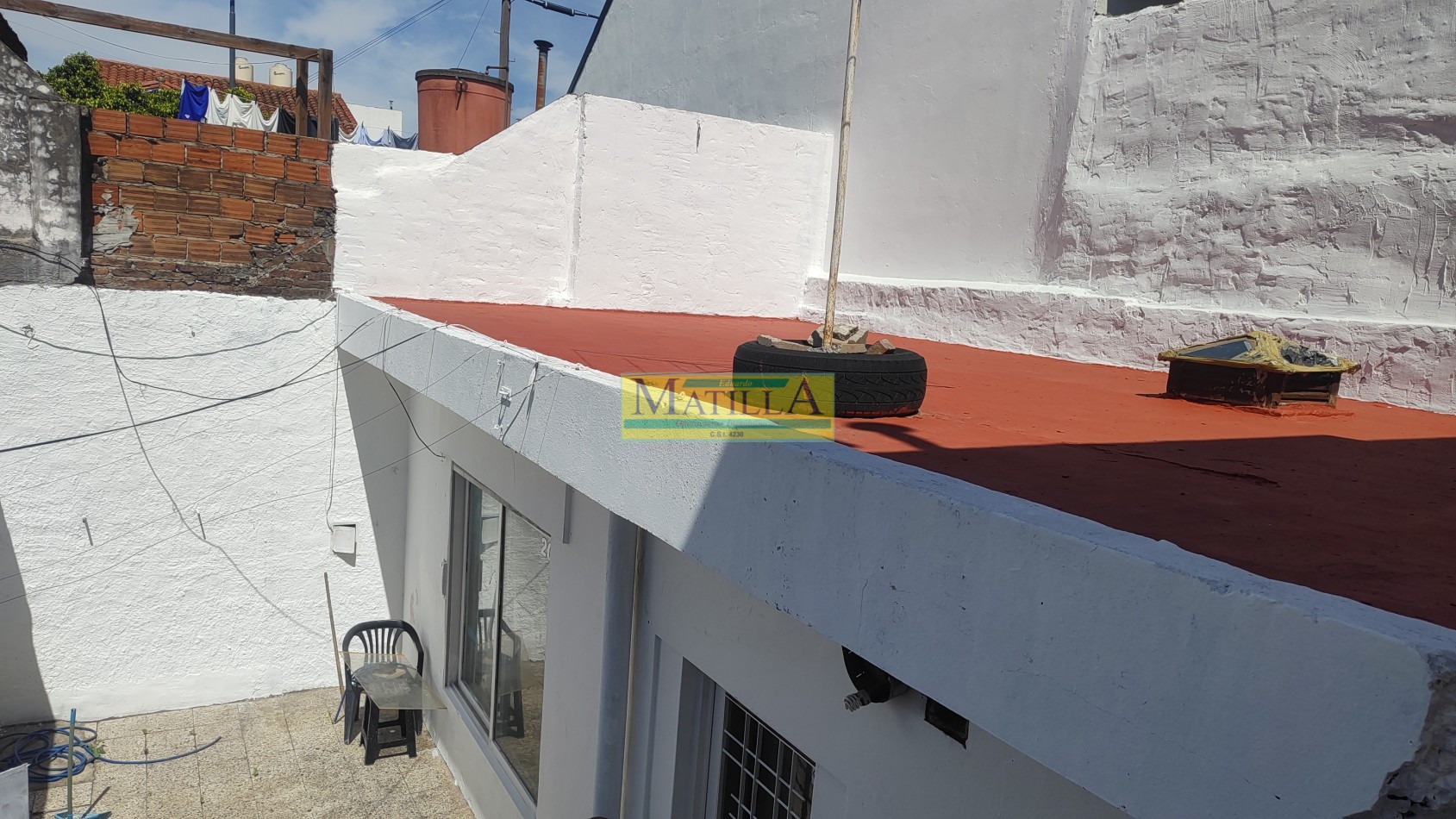 PH a 1 cuadra de Av. Mitre sobre calle Carlos Villate, 1 dormitorio, cocina comedor, baño, amplio patio y terraza.