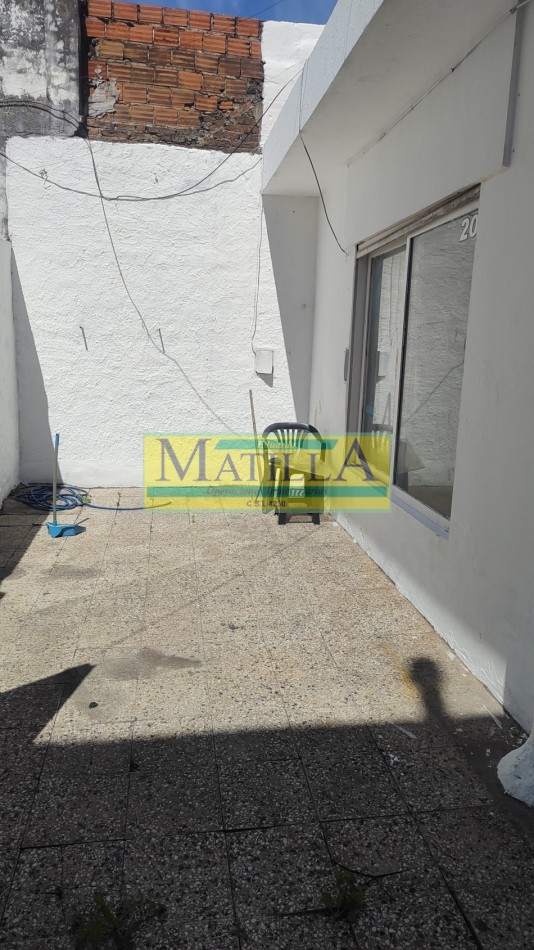 PH a 1 cuadra de Av. Mitre sobre calle Carlos Villate, 1 dormitorio, cocina comedor, baño, amplio patio y terraza.