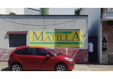 PH a 1 cuadra de Av. Mitre sobre calle Carlos Villate, 1 dormitorio, cocina comedor, baño, amplio patio y terraza.